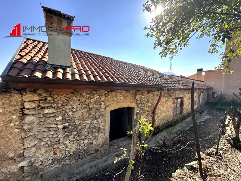 Situato nella tranquilla zona di Sandonà a Caltrano, questo ampio rustico di 315 mq rappresenta u...