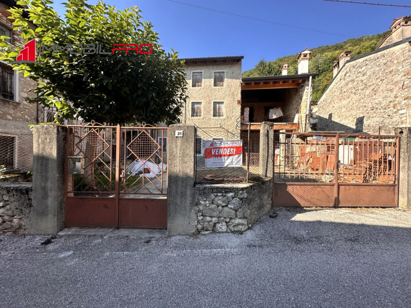 Situato nella tranquilla zona di Sandonà a Caltrano, questo ampio rustico di 315 mq rappresenta u...