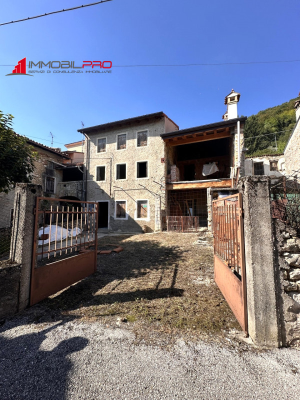 Situato nella tranquilla zona di Sandonà a Caltrano, questo ampio rustico di 315 mq rappresenta u...