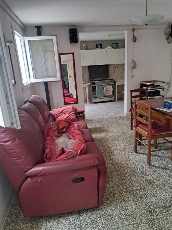 Brugine vendesi libera casa accostata su due livelli con soggiorno cucina tre camere un bagno gar...