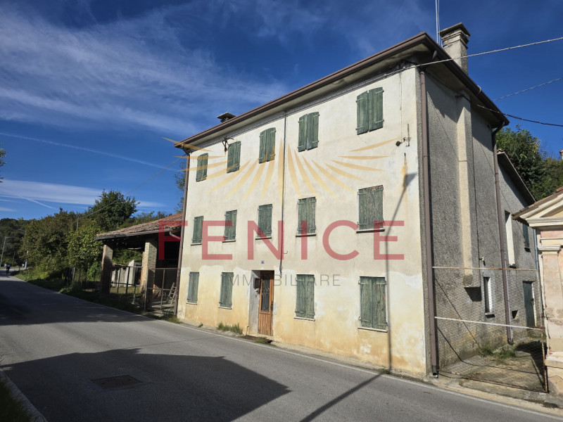 In contesto immerso nel verde, a pochi minuti dal centro storico di Asolo, proponiamo in vendita ...