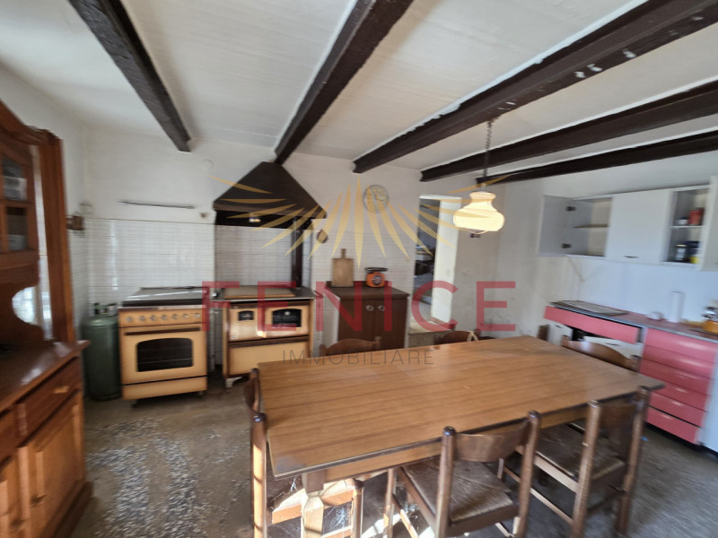 In contesto immerso nel verde, a pochi minuti dal centro storico di Asolo, proponiamo in vendita ...