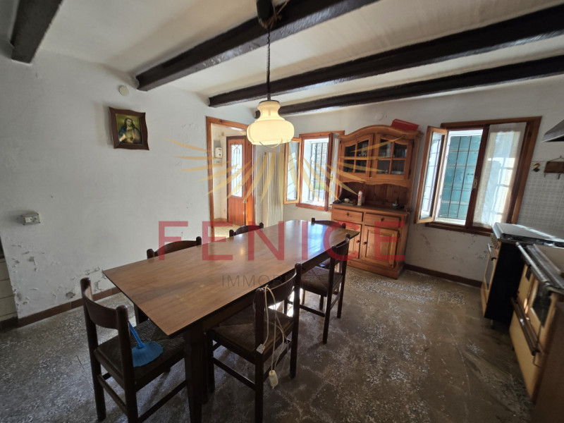 In contesto immerso nel verde, a pochi minuti dal centro storico di Asolo, proponiamo in vendita ...