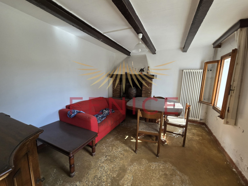 In contesto immerso nel verde, a pochi minuti dal centro storico di Asolo, proponiamo in vendita ...