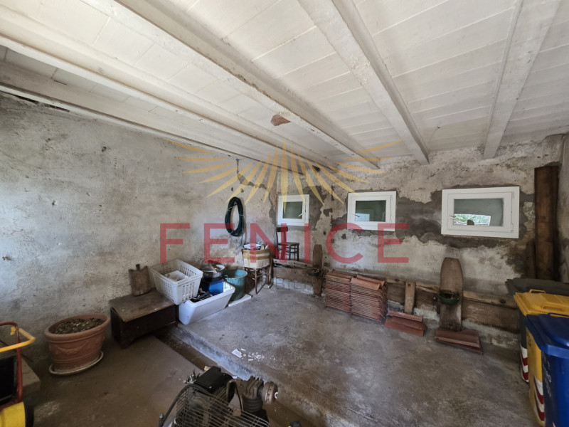 In contesto immerso nel verde, a pochi minuti dal centro storico di Asolo, proponiamo in vendita ...