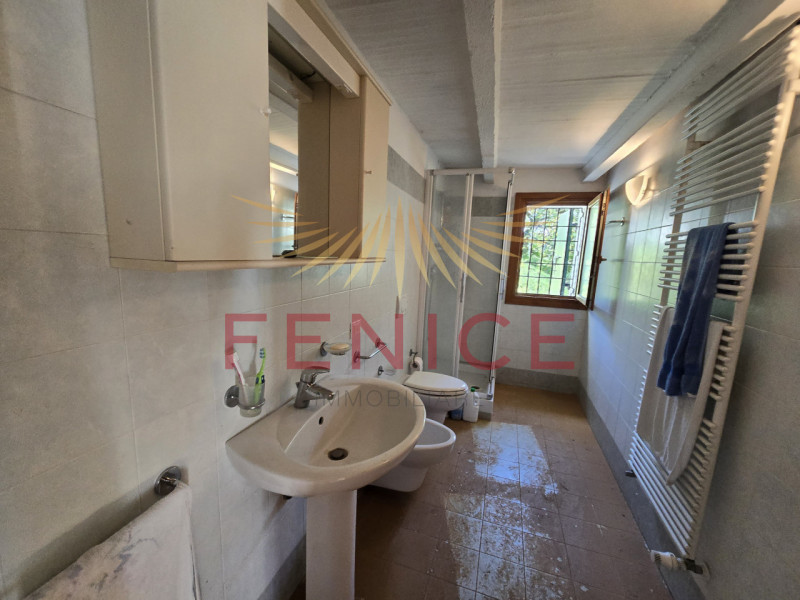 In contesto immerso nel verde, a pochi minuti dal centro storico di Asolo, proponiamo in vendita ...