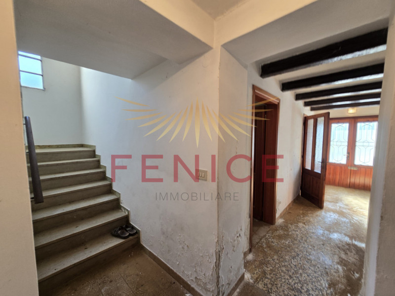 In contesto immerso nel verde, a pochi minuti dal centro storico di Asolo, proponiamo in vendita ...