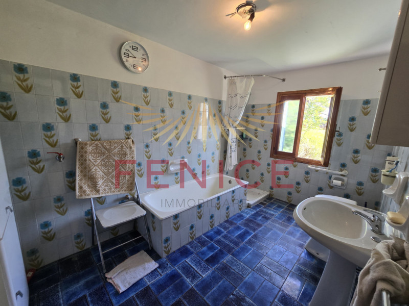 In contesto immerso nel verde, a pochi minuti dal centro storico di Asolo, proponiamo in vendita ...