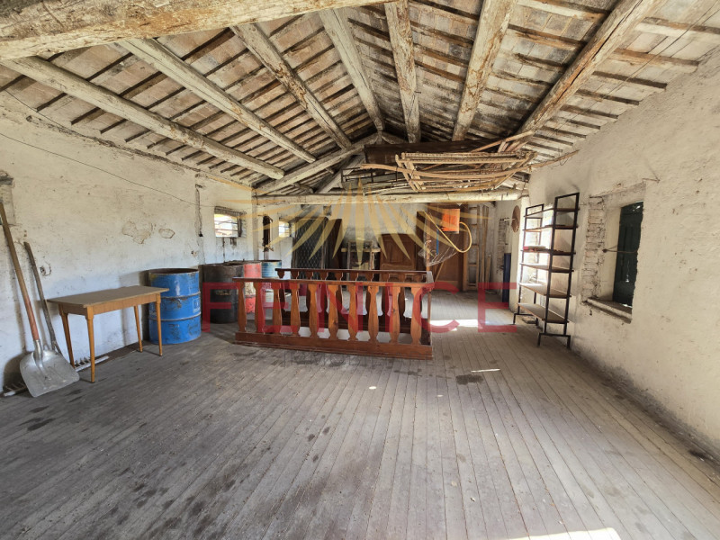 In contesto immerso nel verde, a pochi minuti dal centro storico di Asolo, proponiamo in vendita ...