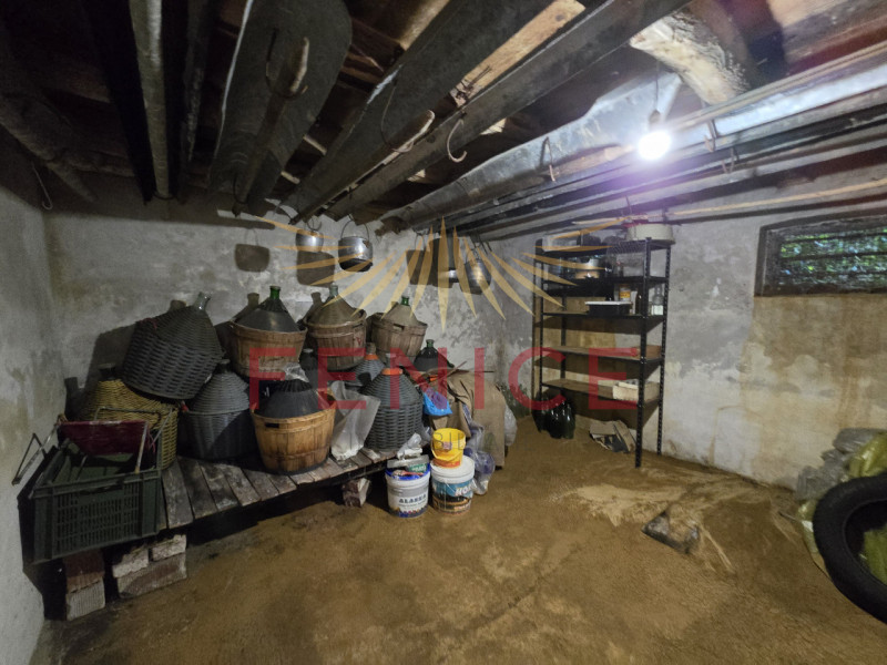 In contesto immerso nel verde, a pochi minuti dal centro storico di Asolo, proponiamo in vendita ...