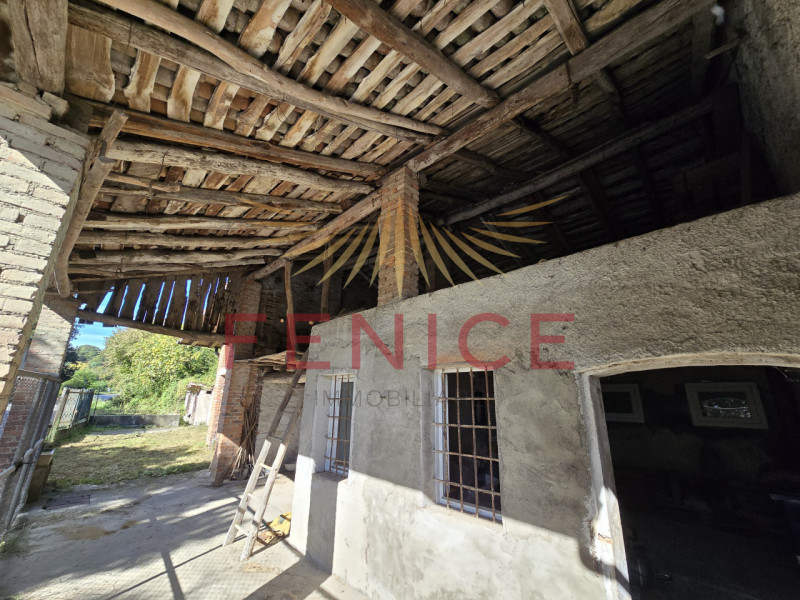 In contesto immerso nel verde, a pochi minuti dal centro storico di Asolo, proponiamo in vendita ...