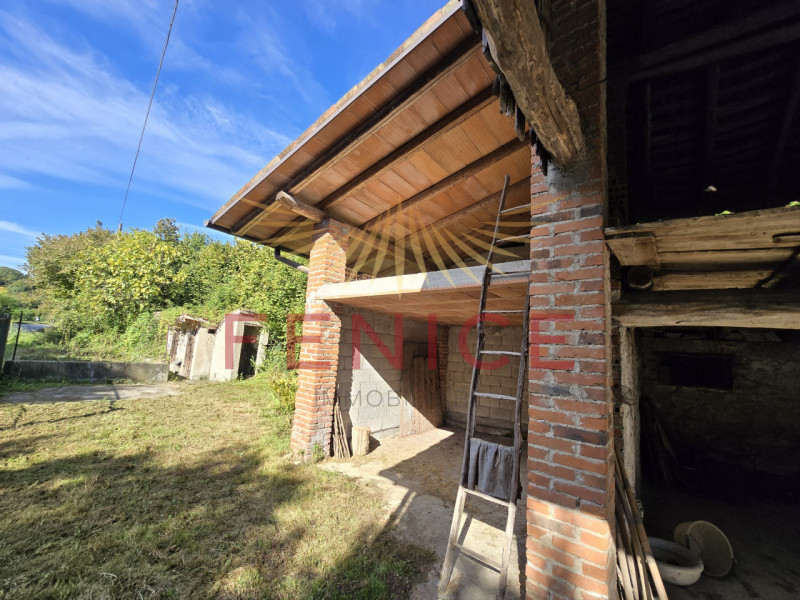 In contesto immerso nel verde, a pochi minuti dal centro storico di Asolo, proponiamo in vendita ...