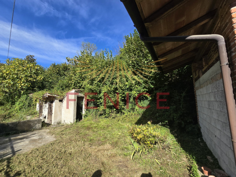 In contesto immerso nel verde, a pochi minuti dal centro storico di Asolo, proponiamo in vendita ...