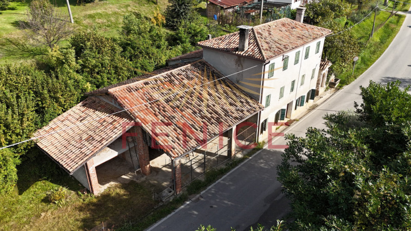 In contesto immerso nel verde, a pochi minuti dal centro storico di Asolo, proponiamo in vendita ...
