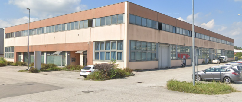 In zona industriale di Vicenza Ovest, precisamente in Via dell’Edilizia, proponiamo un luminoso l...