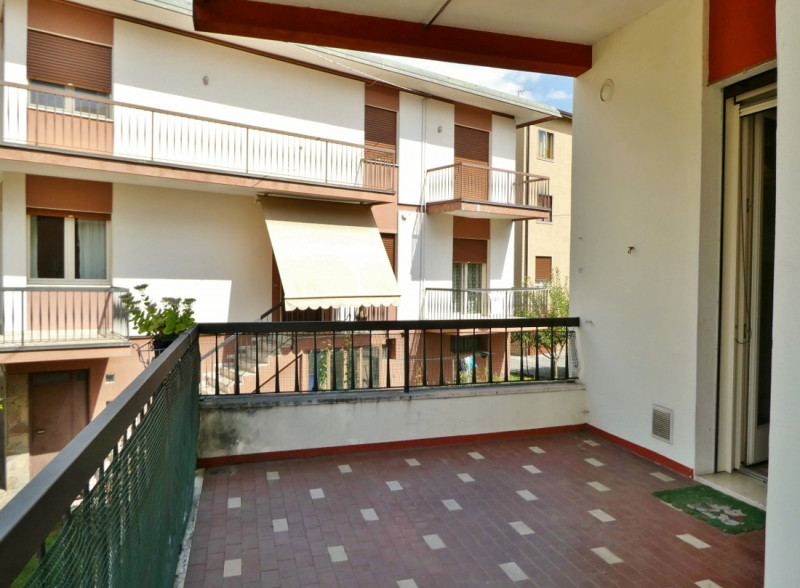 APPARTAMENTO TRICAMERE INDIPENDENTE IN BIFAMILIARE SOVRAPPOSTA CON GIARDINO E GARAGE IN VENDITA A...