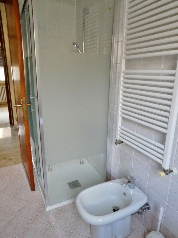 APPARTAMENTO TRICAMERE INDIPENDENTE IN BIFAMILIARE SOVRAPPOSTA CON GIARDINO E GARAGE IN VENDITA A...