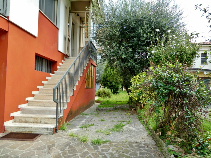 APPARTAMENTO TRICAMERE INDIPENDENTE IN BIFAMILIARE SOVRAPPOSTA CON GIARDINO E GARAGE IN VENDITA A...