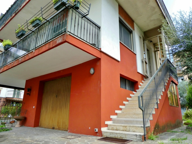 APPARTAMENTO TRICAMERE INDIPENDENTE IN BIFAMILIARE SOVRAPPOSTA CON GIARDINO E GARAGE IN VENDITA A...