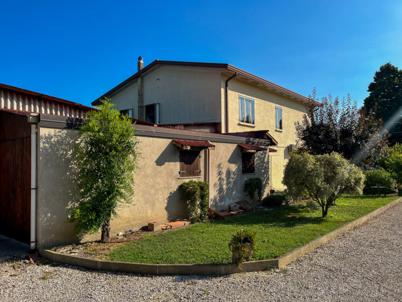(Per INFO Vittorio 3517343301) Scopri questa splendida casa singola situata in una tranquilla e i...
