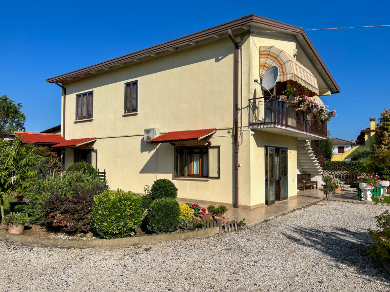 (Per INFO Vittorio 3517343301) Scopri questa splendida casa singola situata in una tranquilla e i...