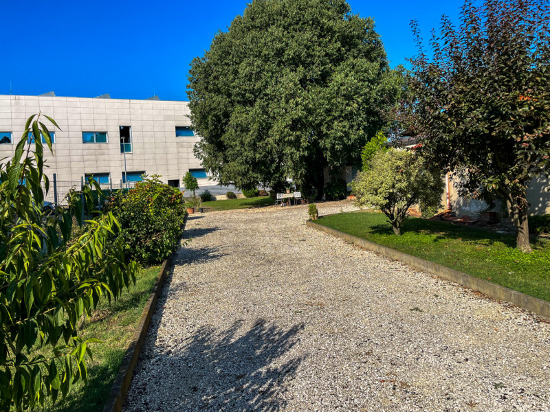 (Per INFO Vittorio 3517343301) Scopri questa splendida casa singola situata in una tranquilla e i...