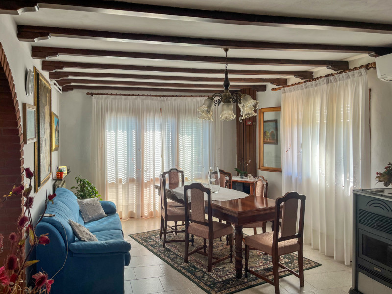 (Per INFO Vittorio 3517343301) Scopri questa splendida casa singola situata in una tranquilla e i...