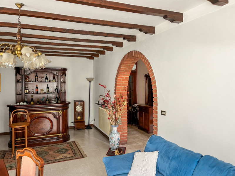 (Per INFO Vittorio 3517343301) Scopri questa splendida casa singola situata in una tranquilla e i...