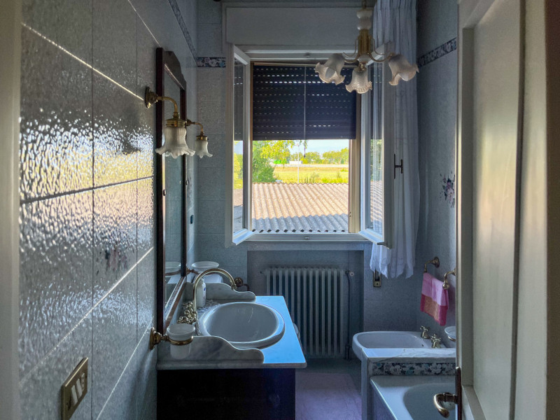 (Per INFO Vittorio 3517343301) Scopri questa splendida casa singola situata in una tranquilla e i...