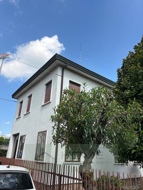 ARCELLA - SAN CARLO affittasi casa singola perfetta per ospitare da quattro studenti. A pochi pas...