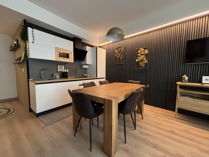 Nel cuore del centro storico, elegante appartamento completamente ristrutturato, situato al primo...