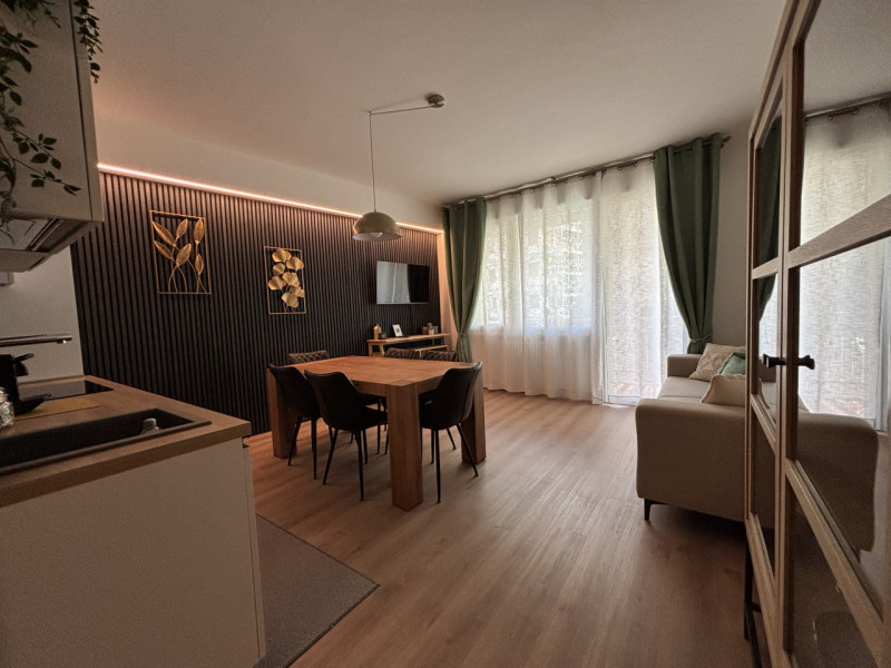 Nel cuore del centro storico, elegante appartamento completamente ristrutturato, situato al primo...