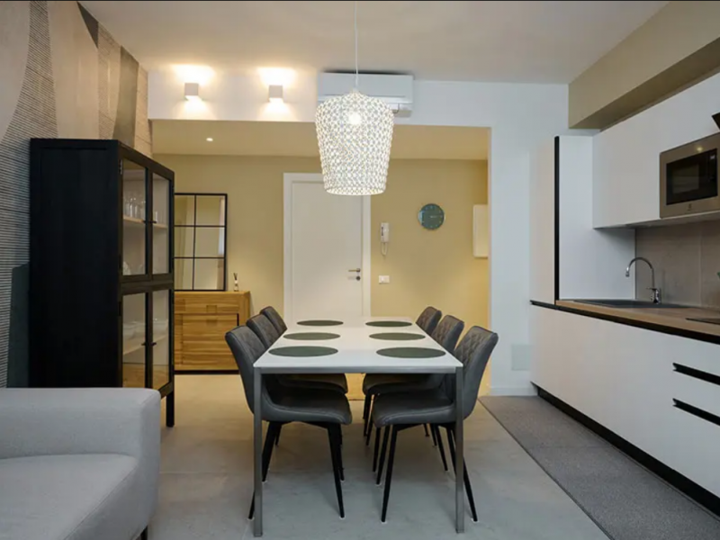 Nel cuore del centro storico, appartamento completamente ristrutturato, situato al secondo piano ...