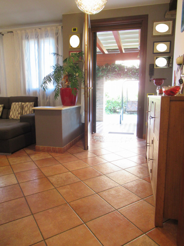 A San Sisto di Lancenigo (TV), proponiamo in vendita ampia porzione di casa (177 mq calpestabili ...