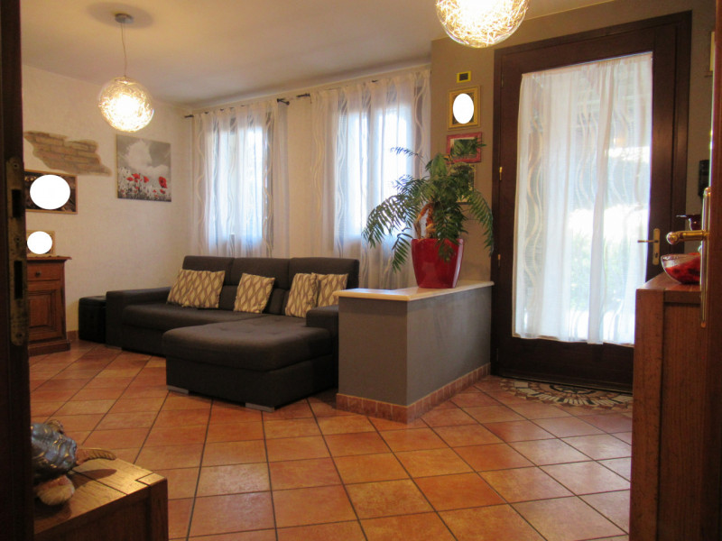 A San Sisto di Lancenigo (TV), proponiamo in vendita ampia porzione di casa (177 mq calpestabili ...