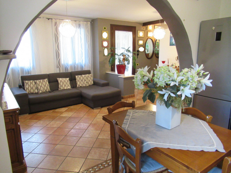 A San Sisto di Lancenigo (TV), proponiamo in vendita ampia porzione di casa (177 mq calpestabili ...