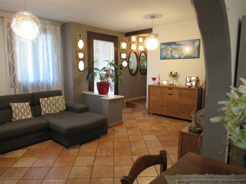 A San Sisto di Lancenigo (TV), proponiamo in vendita ampia porzione di casa (177 mq calpestabili ...