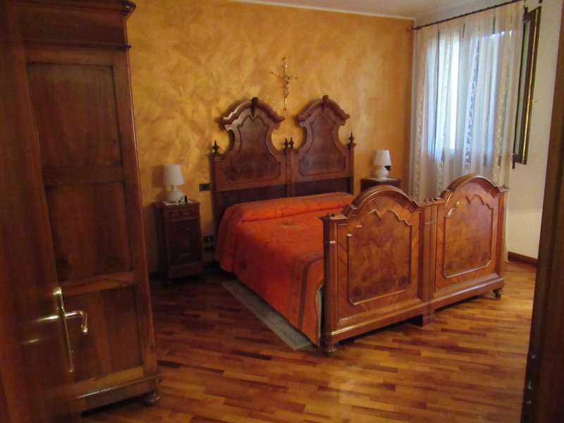 A San Sisto di Lancenigo (TV), proponiamo in vendita ampia porzione di casa (177 mq calpestabili ...