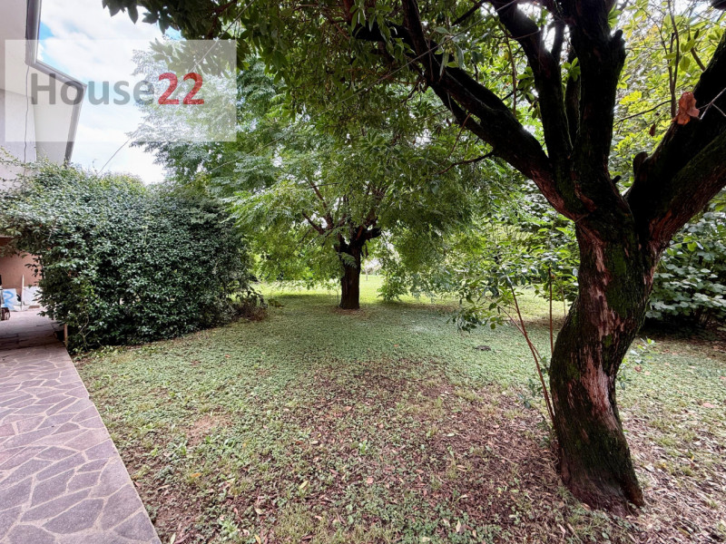 CALDOGNO - VICENZA (Via Pedrollo n.5). In zona residenziale di tutte villette, AMPIA CASA SINGOLA...