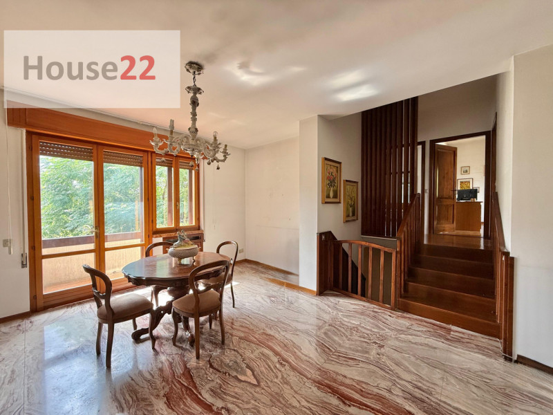 CALDOGNO - VICENZA (Via Pedrollo n.5). In zona residenziale di tutte villette, AMPIA CASA SINGOLA...