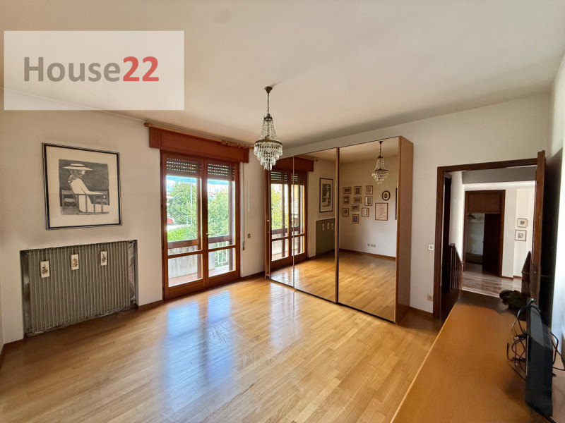 CALDOGNO - VICENZA (Via Pedrollo n.5). In zona residenziale di tutte villette, AMPIA CASA SINGOLA...