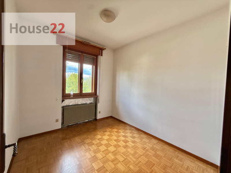 CALDOGNO - VICENZA (Via Pedrollo n.5). In zona residenziale di tutte villette, AMPIA CASA SINGOLA...