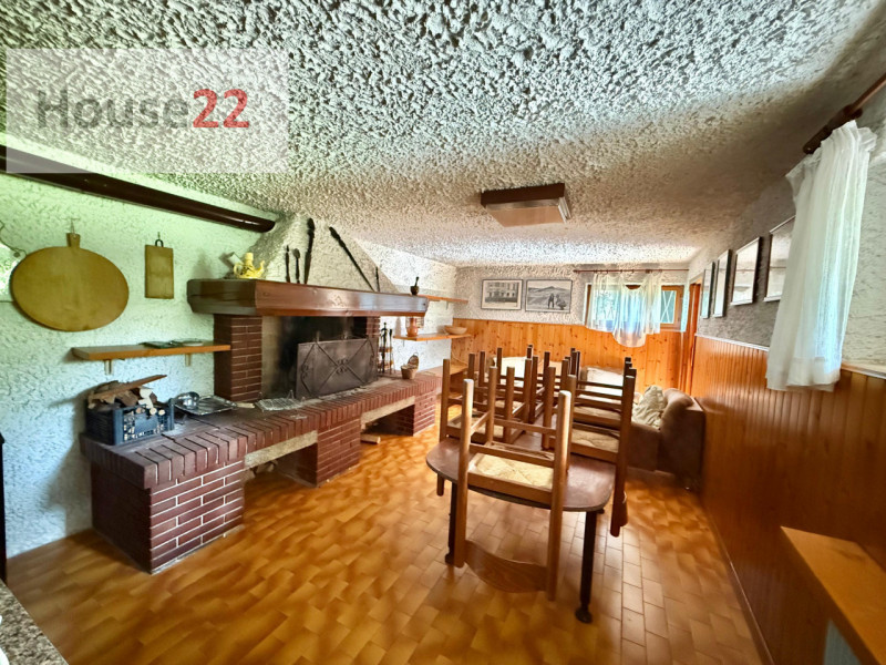 CALDOGNO - VICENZA (Via Pedrollo n.5). In zona residenziale di tutte villette, AMPIA CASA SINGOLA...