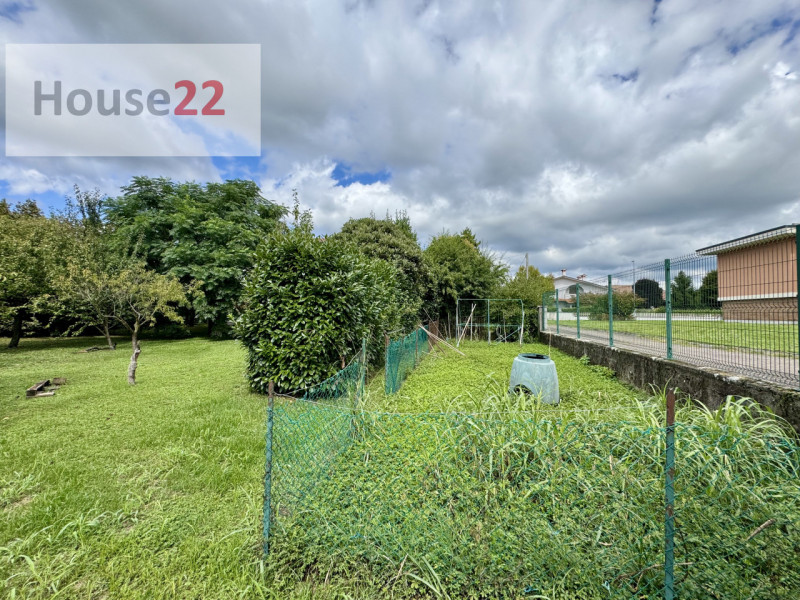 CALDOGNO - VICENZA (Via Pedrollo n.5). In zona residenziale di tutte villette, AMPIA CASA SINGOLA...