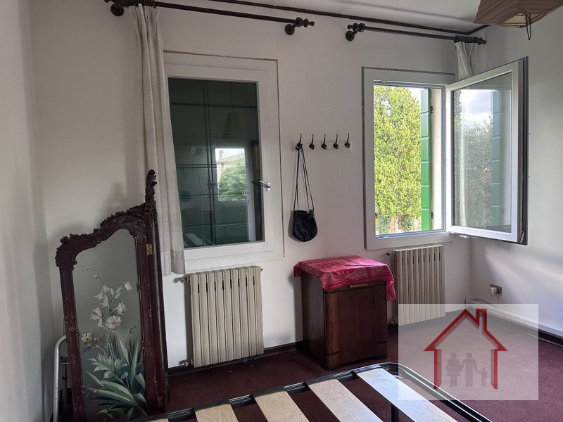 L'agenzia Immobiliare Luxor è lieta di presentare una straordinaria opportunità: una casa singola...