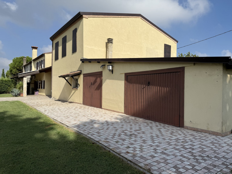 Arcobaleno Consulenti Immobiliari è lieta di presentarvi in esclusiva una splendida villa singola...