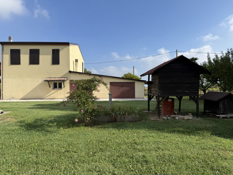 Arcobaleno Consulenti Immobiliari è lieta di presentarvi in esclusiva una splendida villa singola...