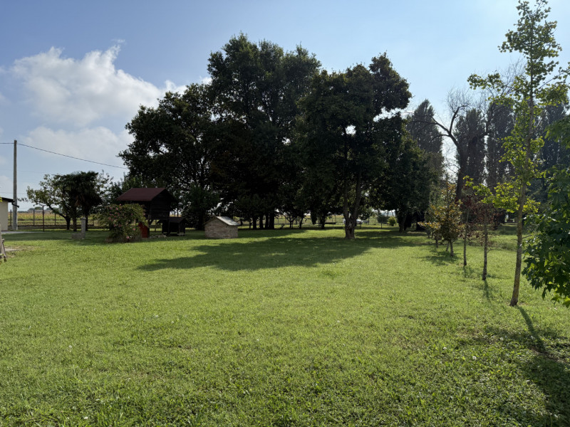 Arcobaleno Consulenti Immobiliari è lieta di presentarvi in esclusiva una splendida villa singola...