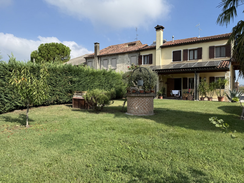 Arcobaleno Consulenti Immobiliari è lieta di presentarvi in esclusiva una splendida villa singola...