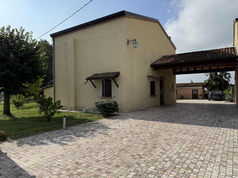 Arcobaleno Consulenti Immobiliari è lieta di presentarvi in esclusiva una splendida villa singola...